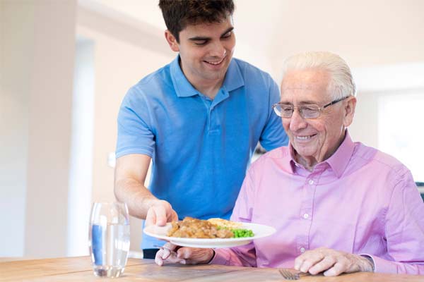 aide au repas pour les seniors