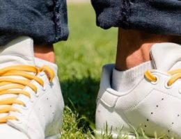 baskets blanches avec des lacets jaunes