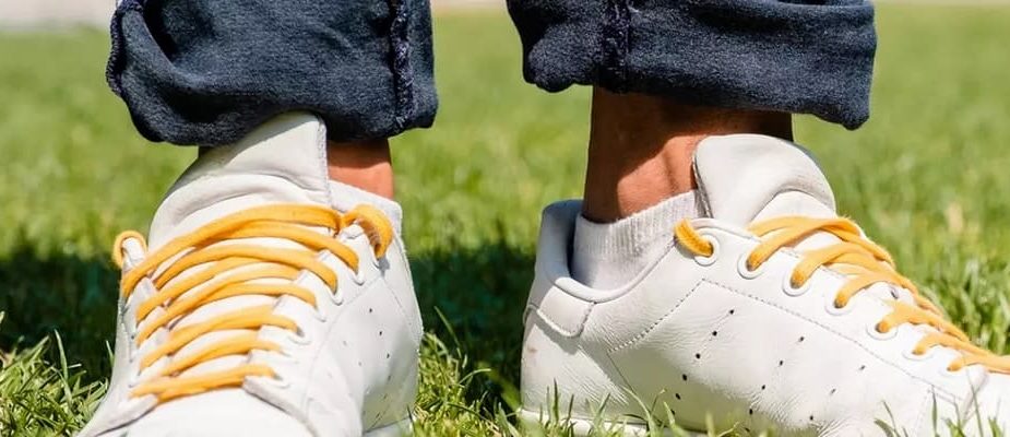 baskets blanches avec des lacets jaunes
