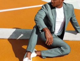 porter un costume avec des baskets