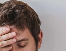mal au cheveux cuir chevelu douloureux