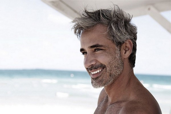 accepter cheveux blanc homme
