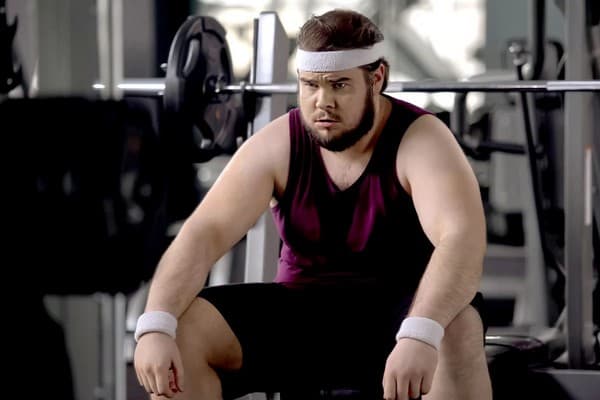 homme en surpoids faisant du sport