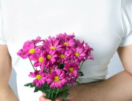 offrir des fleurs à un homme