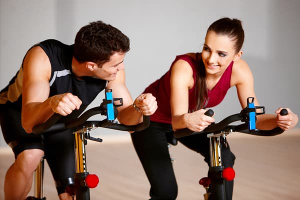 Equipements salle de gym à domicile, vélo d'appartement