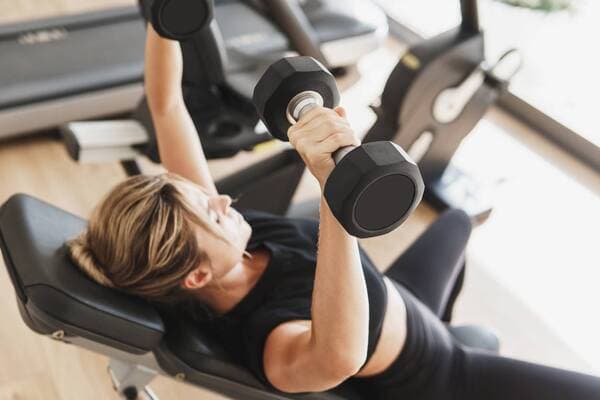 entraînements sur un banc de musculation