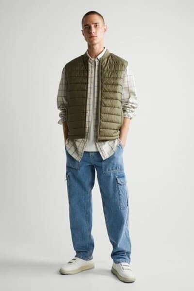 porter doudoune sans manche homme avec un jean