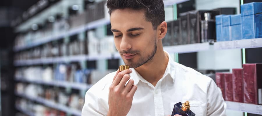 parfum porte au bureau homme