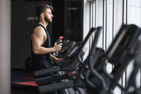 homme à la salle de sport