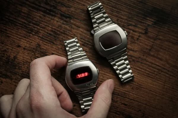 montre de james bond roger more hamilton pulsar p2 2900