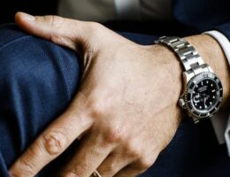associer une montre avec un costume