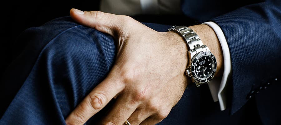 associer une montre avec un costume